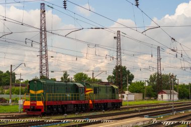 Rus tren istasyonunun yakınındaki eski bir trenin iki vagonu.