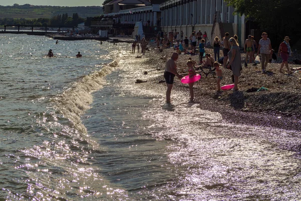 Les Gens Dans Les Contre Rayons Soleil Sur Plage Mer — Photo