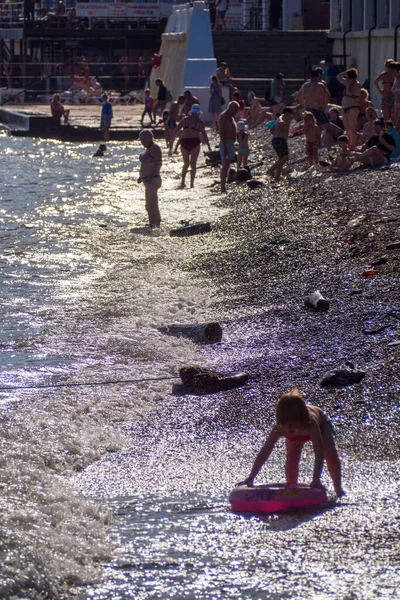 People Contra Rays Sun Black Sea Beach — Stock Photo, Image