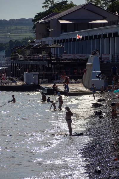 Les Gens Dans Les Contre Rayons Soleil Sur Plage Mer — Photo