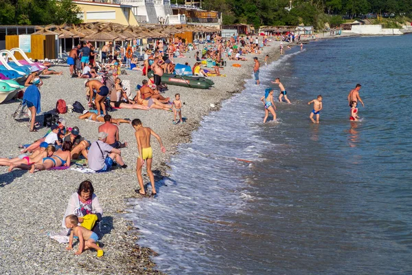 Gente Divierte Playa Gelendzhik — Foto de Stock