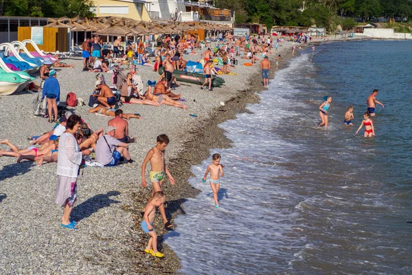 Gente Divierte Playa Gelendzhik — Foto de Stock