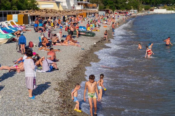 Gente Divierte Playa Gelendzhik — Foto de Stock