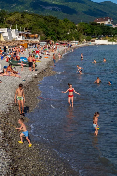 Gente Divierte Playa Gelendzhik — Foto de Stock