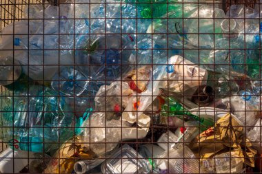 Parmaklıkların arkasındaki çöp: plastik ve selofan