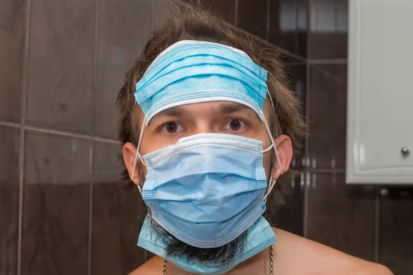 Jeune Homme Barbu Portant Trois Masques Médicaux Fois — Photo