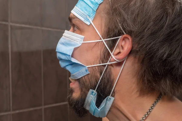 Der Mann Wird Durch Drei Medizinische Masken Gleichzeitig Geschützt — Stockfoto