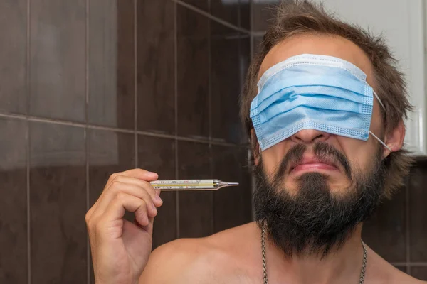 Der Mann Setzte Sich Eine Maske Über Das Gesicht Während — Stockfoto