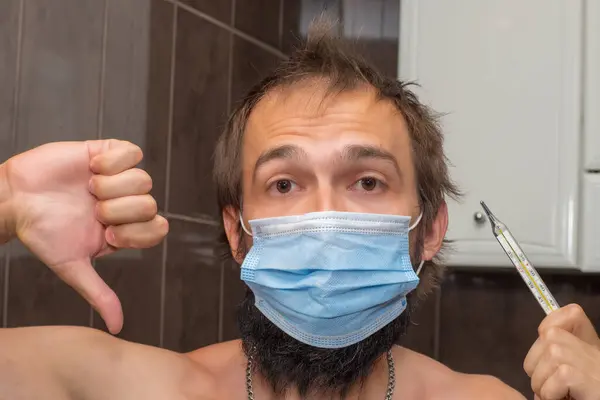 Homme Avec Une Barbe Dans Masque Médical Regarde Thermomètre Montre — Photo