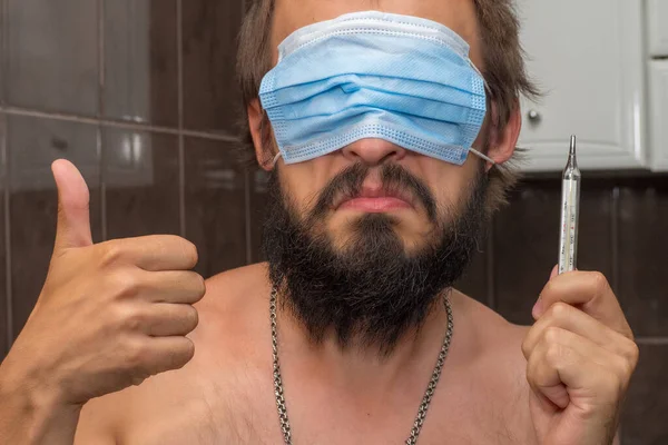 Homme Barbu Couvrit Les Yeux Masque Médical Tenant Thermomètre Dans — Photo