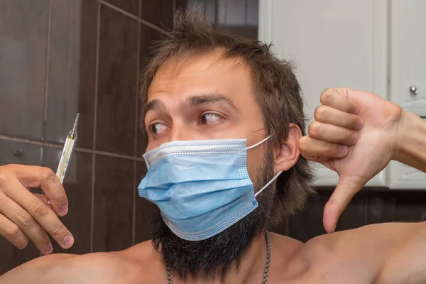 Ein Mann Mit Bart Und Medizinischer Maske Blickt Auf Das — Stockfoto