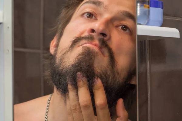 Jovem Coça Barba Frente Espelho — Fotografia de Stock