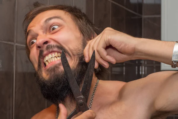 Homem Corta Barba Com Uma Velha Tesoura Ferro Fundido — Fotografia de Stock