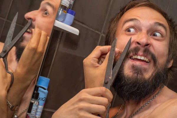 Homem Corta Barba Com Uma Grande Tesoura Antiga Retro — Fotografia de Stock