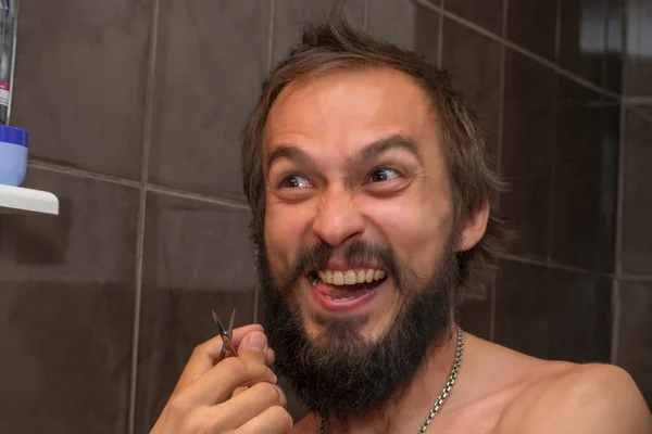 Ein Mann Ist Froh Dass Sich Den Bart Etwas Abgeschnitten — Stockfoto