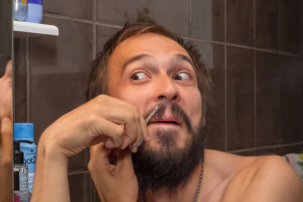 Ein Mann Mit Bart Entfernt Haare Der Nase — Stockfoto