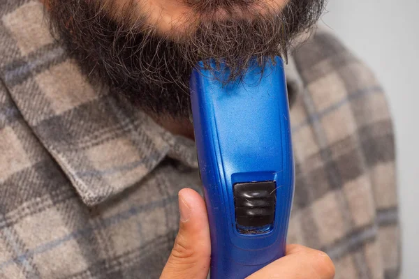 Homem Colocou Uma Navalha Elétrica Azul Sua Barba — Fotografia de Stock