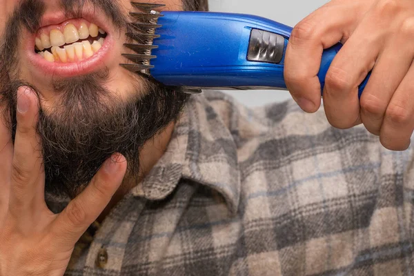 Homem Rapa Barba Com Uma Máquina Eléctrica Despir Dentes — Fotografia de Stock