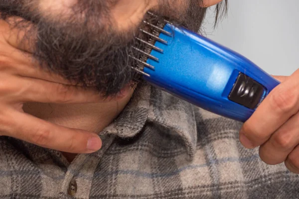 Ein Mann Rasiert Sich Den Bart Kinnbereich Während Seinen Hals — Stockfoto