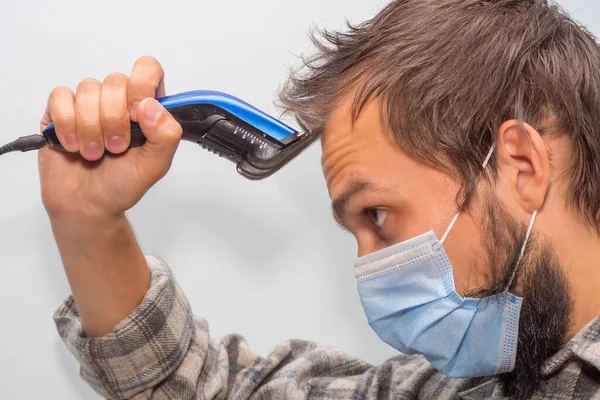 Homem Colocou Uma Máscara Médica Colocou Uma Máquina Barbear Testa — Fotografia de Stock