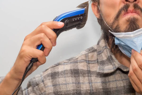 Homem Colocou Uma Máscara Sua Barba Colocou Uma Máquina Barbear — Fotografia de Stock