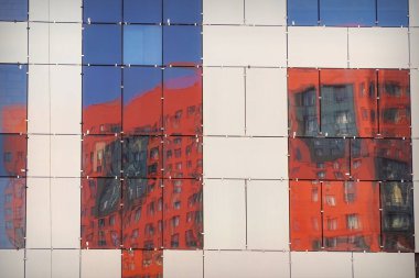 Yansımanın bir parçası. Bir evde evler, bir binada binalar.