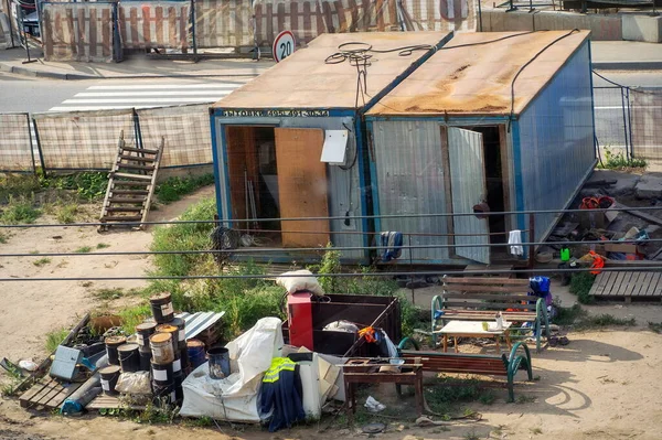 Vida Los Trabajadores Migrantes Una Obra Construcción Con Cabañas Bancos — Foto de Stock