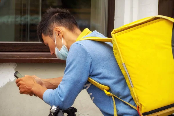 Ein Kurier Mit Einem Großen Gelben Sack Einer Medizinischen Maske — Stockfoto