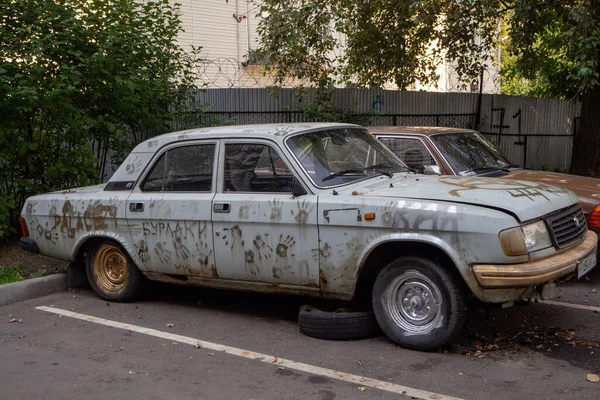 Retro Autó Volga Szürke Bézs Árnyalat Sárrajzokkal — Stock Fotó