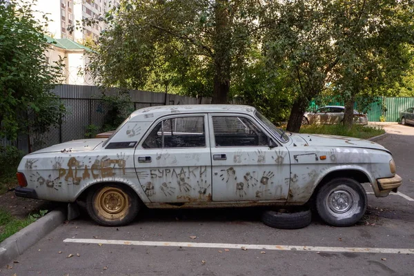 Coche Retro Volga Gris Beige Sombra Dibujos Barro —  Fotos de Stock