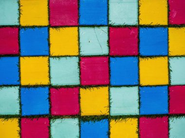 Çok renkli küplerin dokusu otla kaplanmış gibi.