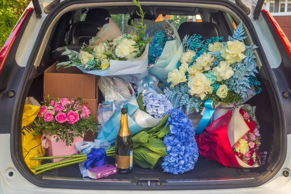 Ein Festlicher Koffer Mit Blumensträußen Und Champagner — Stockfoto