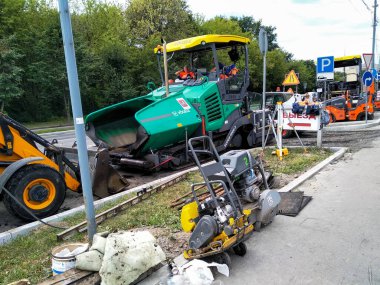 Yol üzerinde ve kaldırımda inşaat araçları ve ekipmanları (parçalanmış))
