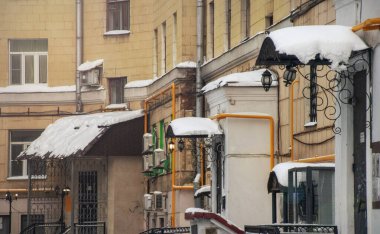 Moskova 'daki 37 numaralı Trofimov evinin bir parçası. Mimari detaylar. Bir kış gününde.