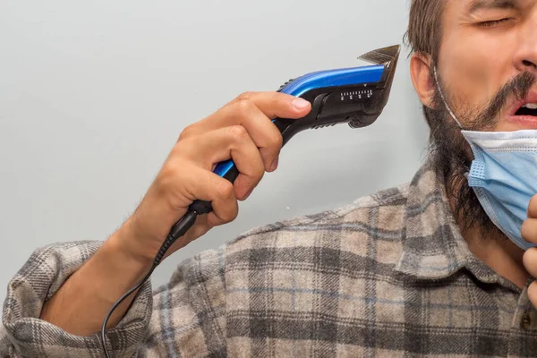Homem Barbudo Tenta Barbear Com Cortador Cabelo Elétrico — Fotografia de Stock