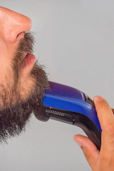 Homem Barbudo Faz Barba Com Cortador Cabelo Elétrico — Fotografia de Stock
