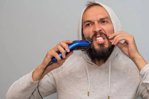 Brooding Bearded Middle Aged Young Man Tries Shave Electric Hair — Stock Photo, Image