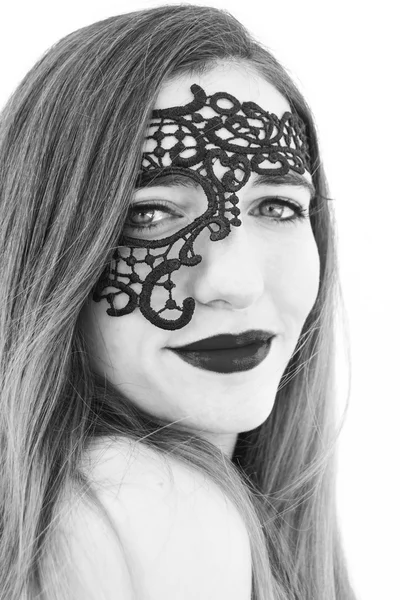 Jeune femme avec masque noir — Photo