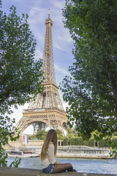 Junge Frau vor dem Eiffelturm — Stockfoto