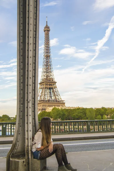 Fiatal nő, szemben az Eiffel-torony — Stock Fotó