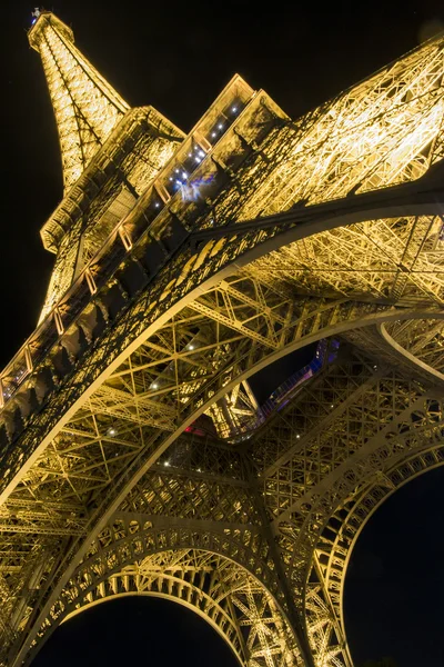Wgląd nocy wieży Eiffla w Paryżu 9 września 2016 we Francji — Zdjęcie stockowe