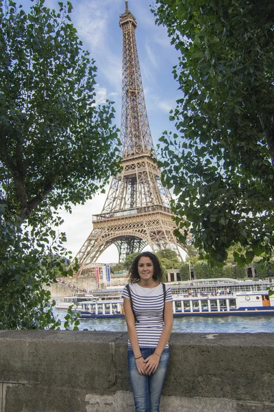 Fiatal nő, szemben az Eiffel-torony — Stock Fotó