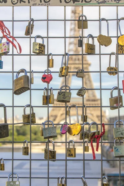 Lucchetti davanti alla Torre Eiffel — Foto Stock