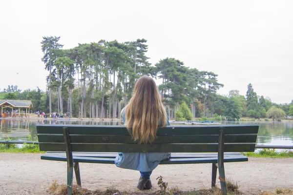 Bois de Boulogne, Paris genç kadın