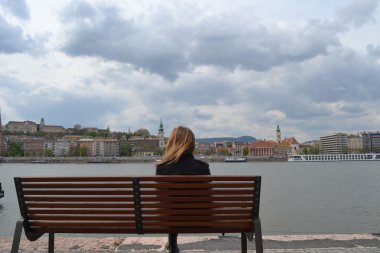 Genç kadın Tuna Nehri Seyir