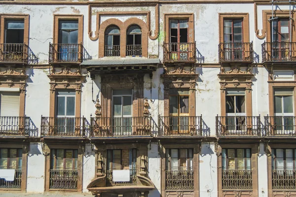 Fachada de un edificio antiguo — Foto de Stock