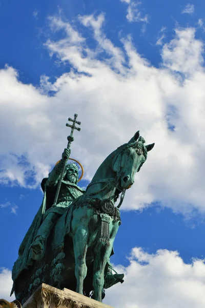 König Heiliger Stiefmütterchen Statue in Budapest Stadt, Ungarn — Stockbild König Heiliger Stiefmütterchen Statue in Budapest — Stockfoto