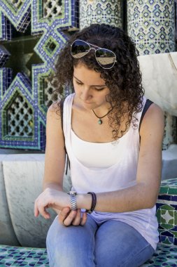 Genç kadın sabırsızlıkla bekliyorum