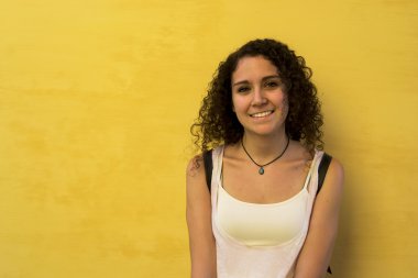 Gülümseyen genç kadın