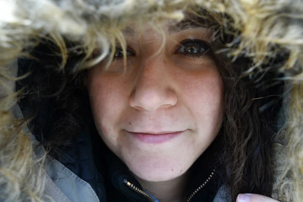 罩在冬天的年轻女子 — 图库照片